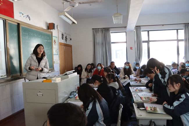 吴雯意 朱家角中学 张沈悰在总结环节,青浦区高中英语教研员郝民老师