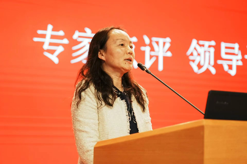 副校长为张海燕教授和田银平老师颁发心理辅导中心指导专家聘任证书